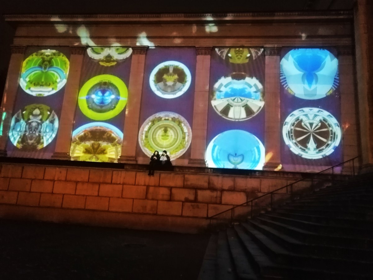 Happy mit einem Kunstspaziergang!